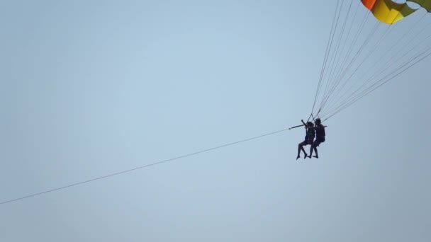 Opgewonden toeristen parasailen hoog in de hemel extreme sport — Stockvideo