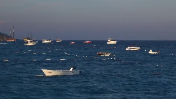 Boten zijn rollen op de golven in de buurt van de zee — Stockvideo