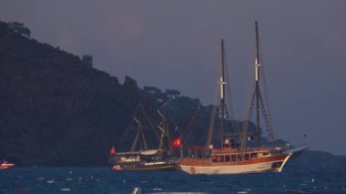 Denizde duran iki retro korsan gemi