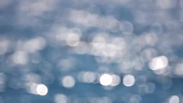 Ηλιακό φως αφρώδες στην επιφάνεια του νερού. Κοντινό πλάνο — Αρχείο Βίντεο