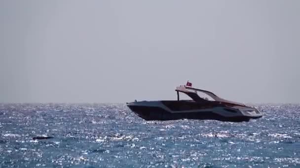 Barco en el mar barco de motor — Vídeo de stock