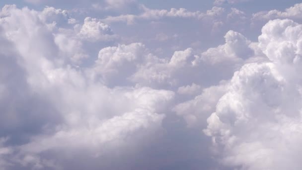 Beyaz bulutlar gökyüzünde yakın çekim — Stok video