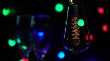 İki kadeh şampanya vardır Işık Ampüller gösterişli el feneri arka plan arka planı yaktı. Yakın çekim