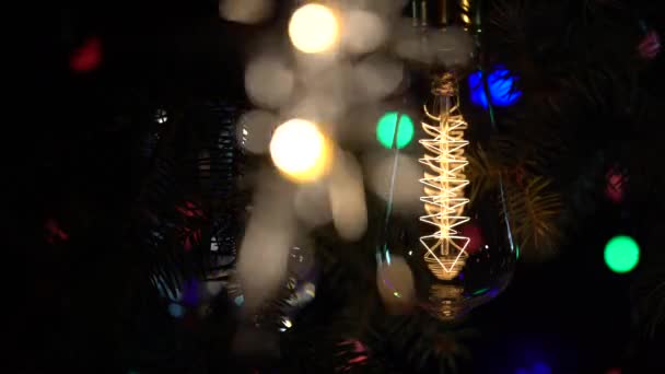 Sparklers se encienden contra el fondo de bombillas llamativas linternas de fondo. De cerca. — Vídeo de stock