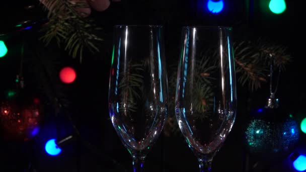 Dwie szklanki piany szampana z pęcherzyków na tle migające światła. Zwolnionym tempie. Z bliska — Wideo stockowe