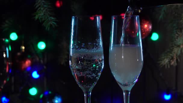 Újév ünnepe két csengő pezsgő szemüveg. Lassú mozgás. Közelről — Stock videók