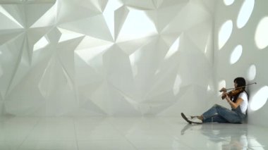 Asya görünüm bir Keman çalmaya katta oturan kız