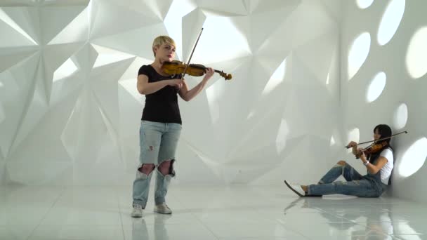 Дівчата Рвані Джинси Грають Скрипки Ліричній Композиції Білій Кімнаті — стокове відео