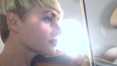 Müzikal dörtlüsü kızlar üç keman ve çello kompozisyon gerçekleştirir. Beyaz stüdyo. Yakın çekim