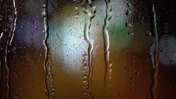 Gotas Lluvia Vidrio Por Noche Linternas Colores Fondo Borroso — Vídeo de stock