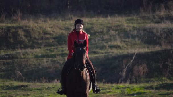 Zöld mezőn lovon vágtató lovasnő. Lassú mozgás — Stock videók