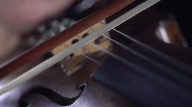 Çello çalmaya yakın çekim