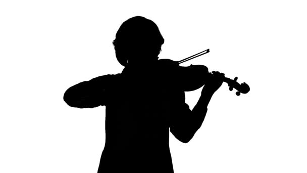 Violinista executa em um violino em um estudo branco.Fundo branco. Silhueta. Movimento lento — Vídeo de Stock