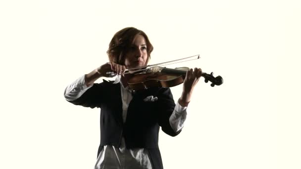 Violinisten spelar en lyriskt verk. Vit bakgrund. Slow motion — Stockvideo