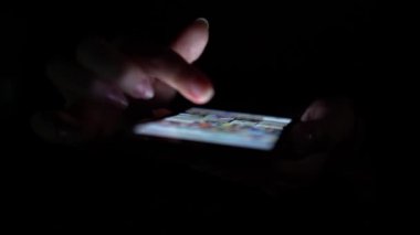 Siyah arka plan üzerine telefonda app kadın yakından kullanır