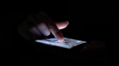 Yalnız karanlık smartphone ile de sohbet eller. Siyah arka plan. Yakın çekim