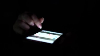 Onun akıllı telefon kullanan kadın. Yakın çekim. Siyah arka plan