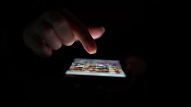 Kadın modern smartphone kullanarak Internet sörf yapar. Yakın çekim. Siyah arka plan