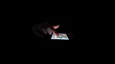 Kişi el cep telefonu kontrol. Yakın çekim. Siyah arka plan