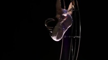 Zarif jimnastikçi özel tasarım ay karanlık bir odada hileci gerçekleştirir. Siyah arka plan. Ağır çekim