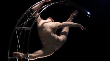 Jimnastikçi özel tasarım ay karanlık bir odada hileci gerçekleştirir. Siyah arka plan. Ağır çekim