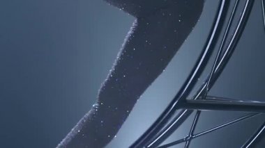 Ritmik jimnastik paket fişi bir metal üstünde bir kol üzerinde dönen yapısı moon. Mavi duman arka plan. Ağır çekim. Yakın çekim