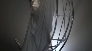 Sanat jimnastik kız bölmelerini metal konstrüksiyon ayda bir. Duman arka plan. Ağır çekim. Yakın çekim