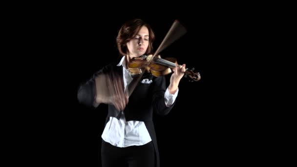 Violinista interpreta un violín en un estudio negro. Fondo negro — Vídeo de stock