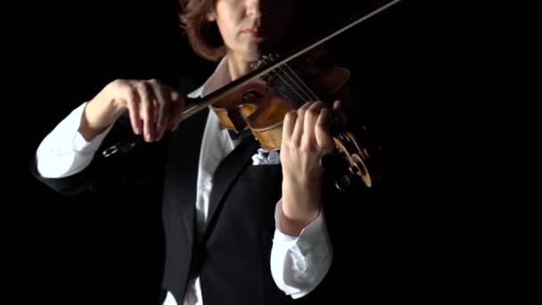 Ragazza Inchina Sulle Corde Violino Una Stanza Buia Fondo Nero — Video Stock