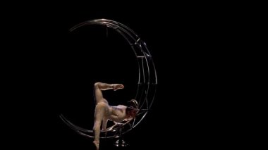 Acrobat, dönen bir ay şeklinde tasarımı. Siyah arka plan. Ağır çekim