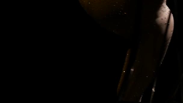Akrobat dreht sich auf einer Metallstruktur in einer senkrechten Schnur. schwarzer Hintergrund. Zeitlupe. Nahaufnahme — Stockvideo