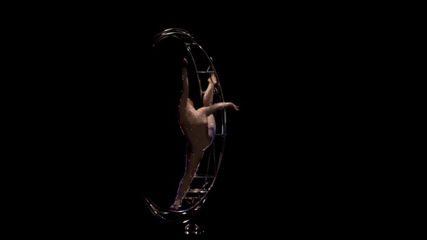 Gymnastik tjej roterar i en splittringar på månen. Svart bakgrund. Slow motion — Stockvideo