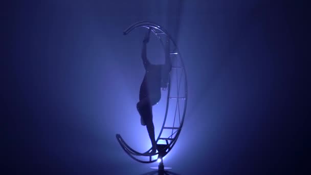 Искусство Акробатики Дизайн Который Вращается Луне Нефокус Темной Комнате Голубым — стоковое видео