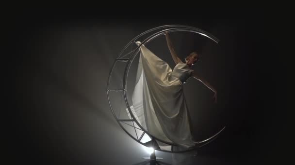 Kecses acrobat egy fehér ruha végez mozgások építési Hold. Füst háttér. Lassú mozgás — Stock videók