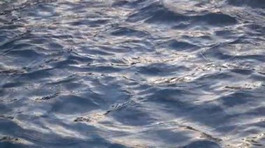 Dalgalı akşam deniz kapatın. Ağır çekim