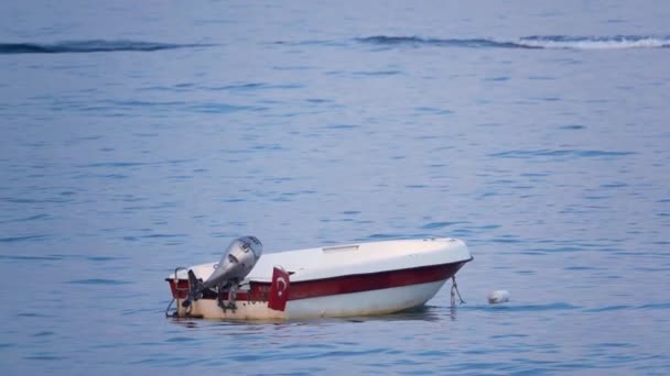 Boot in de zee-motorboot wiegende door de golven. Slow motion — Stockvideo