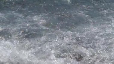 Plaj ve deniz dalgaları ışığında ile. Ağır çekim