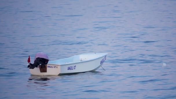 Motorboot wiegende door de golven. Slow motion — Stockvideo