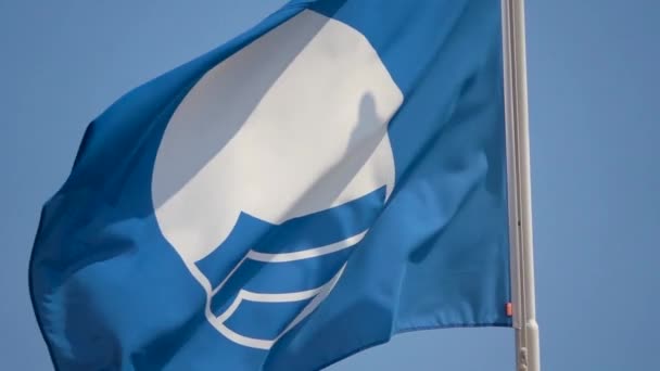 ユネスコ、国連旗を振って青空。クローズ アップ。スローモーション — ストック動画