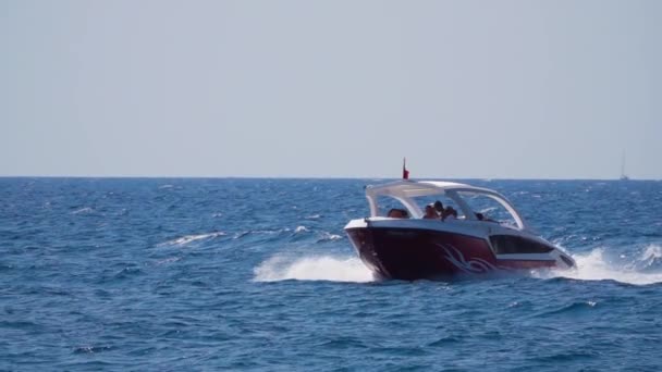 Los turistas en una excursión en un yate navegan en las olas del mar. Movimiento lento — Vídeos de Stock