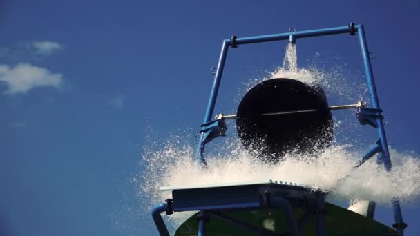 Nöjesparken hällde vatten från skopan i backen. Slow motion. Närbild — Stockvideo