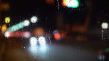 Aşağı damla yağmur akışını arabalar hareketli bokeh arka planı