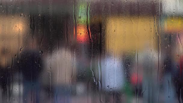 La pluie tombe sur le verre dans l'après-midi de printemps. Fond flou — Video