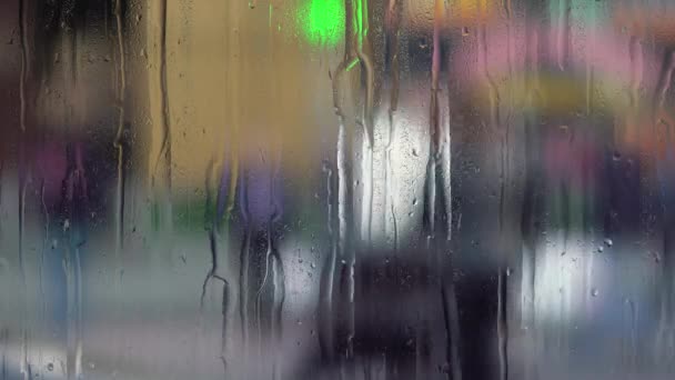 Regentropfen auf Fensterglas. verschwommener Hintergrund
