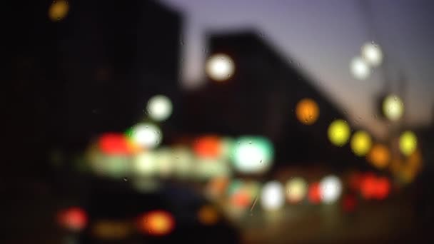 Cadute di pioggia sulla superficie della finestra e luce bokeh traffico colorato — Video Stock