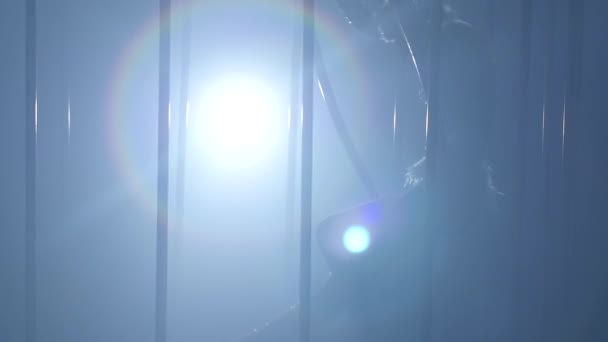 Акробатичне Повітря Обертовому Кільці Металевій Клітці Темній Кімнаті Дим Фону — стокове відео