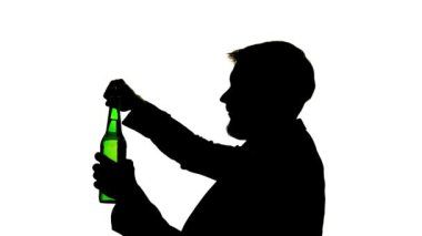 Odadaki adam açar oturur ve şişesinden içiyor. Yan görünümü. Beyaz arka plan siluet