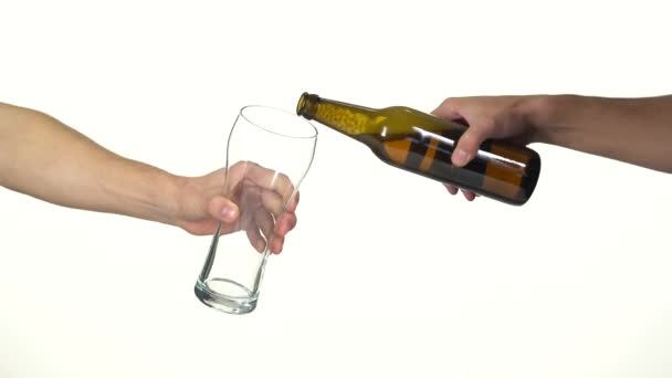 La cerveza se vierte en un vaso. Fondo blanco — Vídeos de Stock