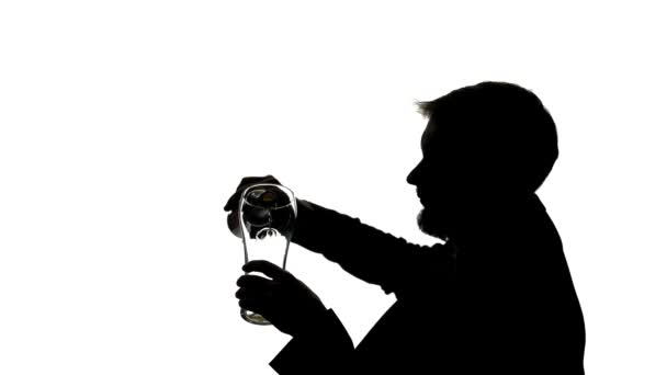 L'homme verse de la bière dans un gobelet de verre et boit. Vue latérale. Silhouette Fond blanc — Video