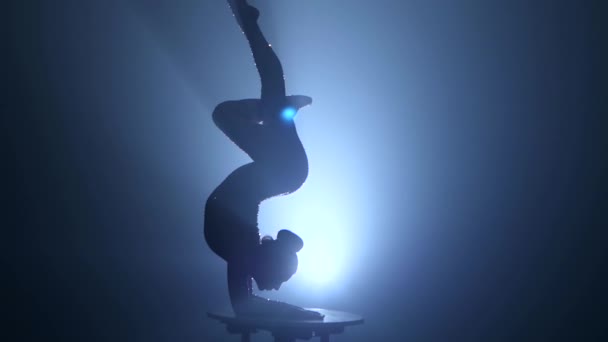 Acrobat girl dans le cirque. Fumée de fond. Au ralenti. Silhouette — Video